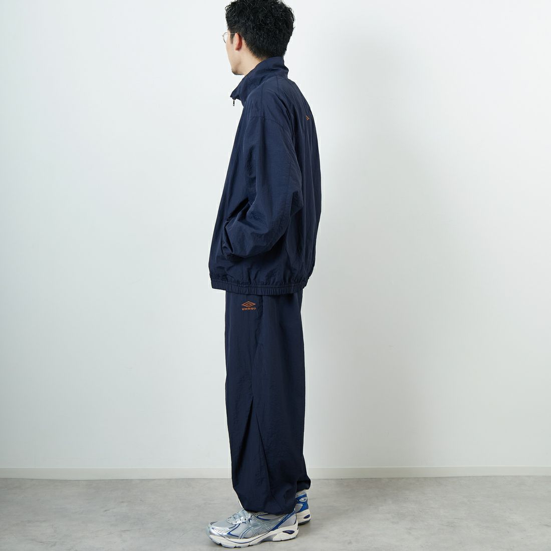 UMBRO [アンブロ] 別注 ナイロントラックブルゾン [KBT126-NK-JK1-MS-JF] NAVY &&モデル身長：168cm 着用サイズ：L&&