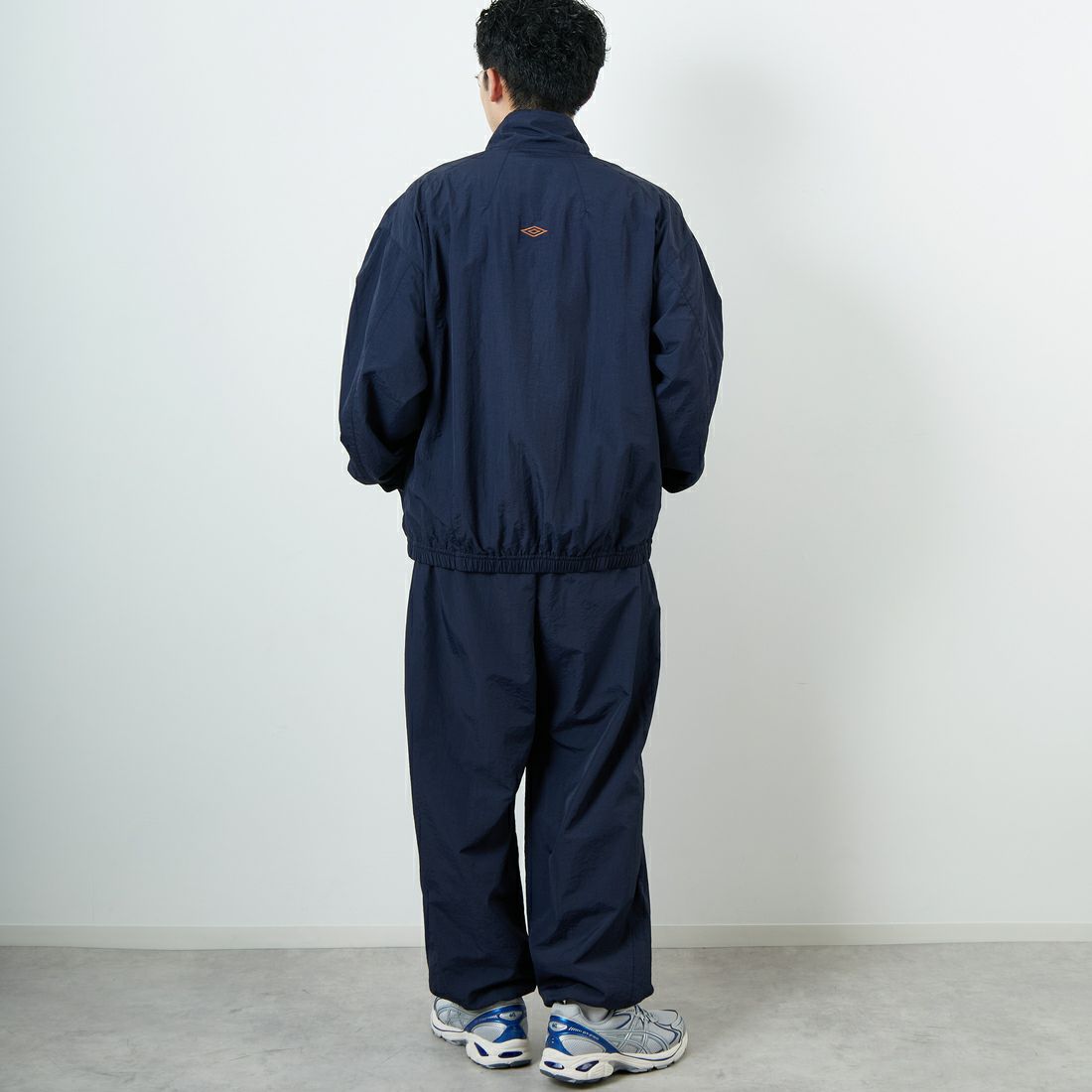 UMBRO [アンブロ] 別注 ナイロントラックブルゾン [KBT126-NK-JK1-MS-JF] NAVY &&モデル身長：168cm 着用サイズ：L&&