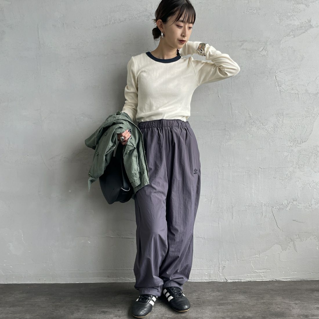 UMBRO [アンブロ] 別注 ナイロントラックパンツ [KBT126-NK-PT1-MS-JF] GRAY &&モデル身長：150cm 着用サイズ：S&&