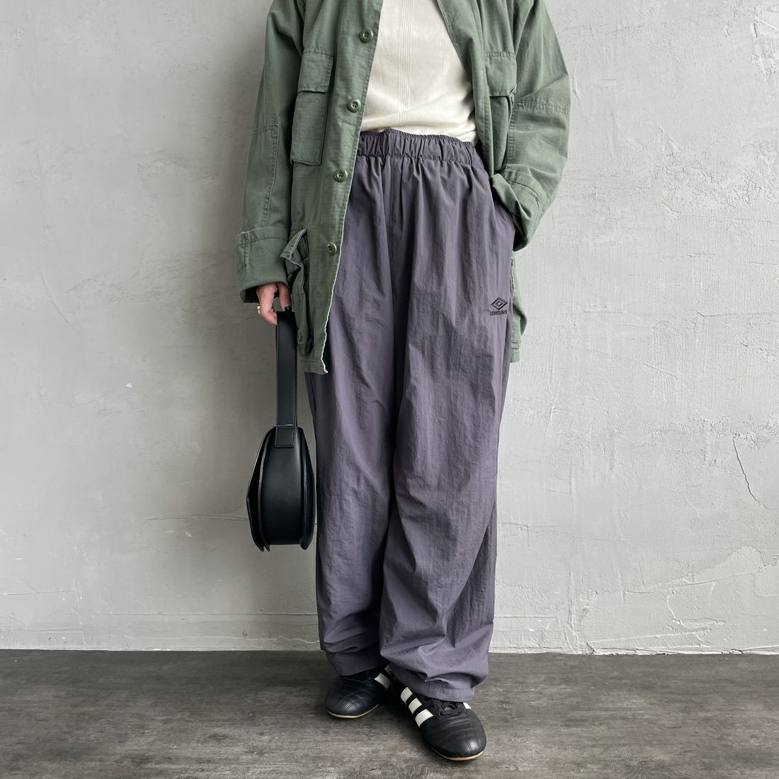 UMBRO [アンブロ] 別注 ナイロントラックパンツ [KBT126-NK-PT1-MS-JF] GRAY &&モデル身長：150cm 着用サイズ：S&&