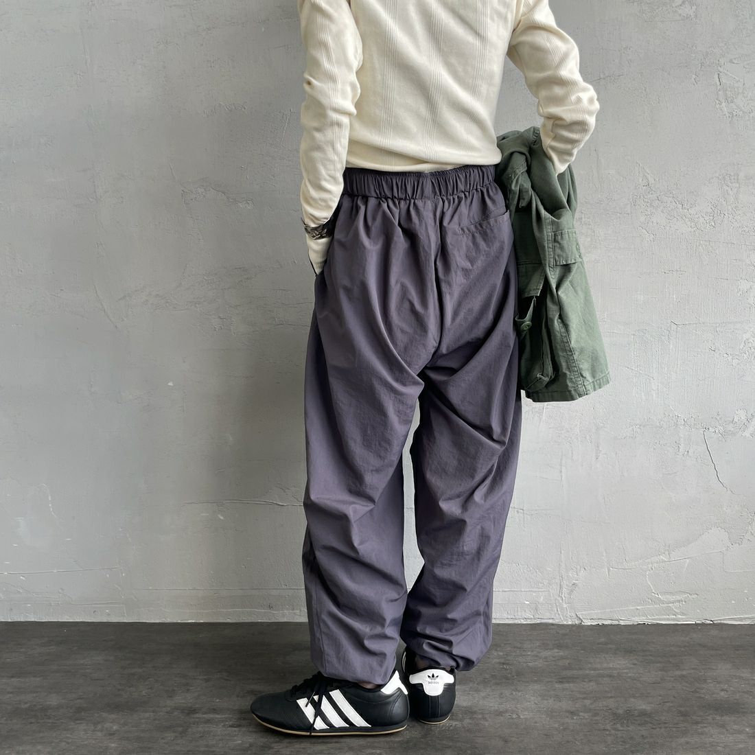 UMBRO [アンブロ] 別注 ナイロントラックパンツ [KBT126-NK-PT1-MS-JF] GRAY &&モデル身長：150cm 着用サイズ：S&&