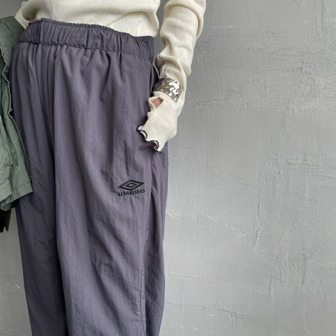 UMBRO [アンブロ] 別注 ナイロントラックパンツ [KBT126-NK-PT1-MS-JF] GRAY &&モデル身長：150cm 着用サイズ：S&&