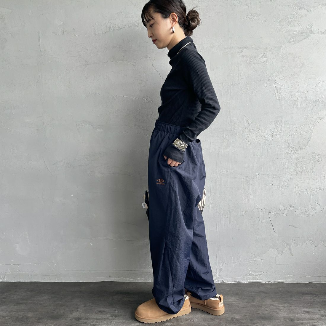 UMBRO [アンブロ] 別注 ナイロントラックパンツ [KBT126-NK-PT1-MS-JF] NAVY &&モデル身長：150cm 着用サイズ：S&&