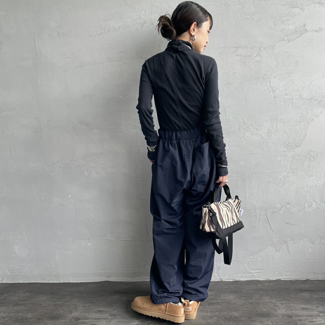 UMBRO [アンブロ] 別注 ナイロントラックパンツ [KBT126-NK-PT1-MS-JF] NAVY &&モデル身長：150cm 着用サイズ：S&&