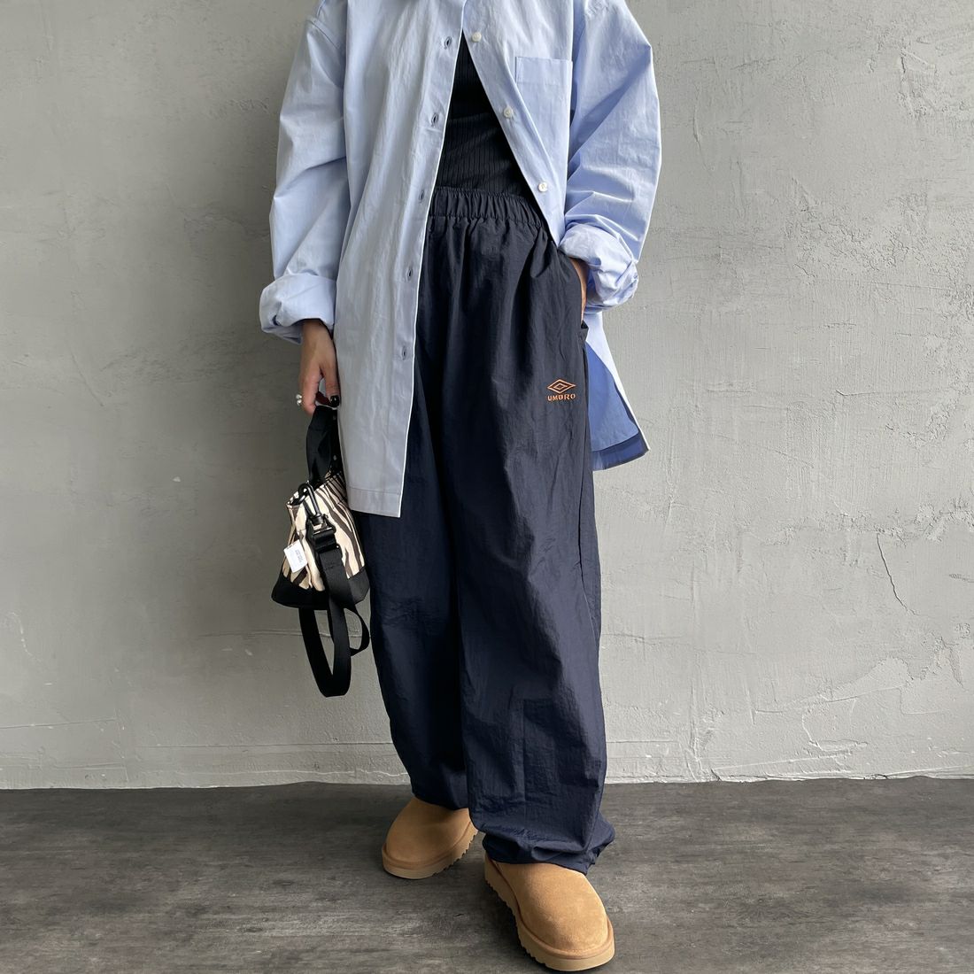 UMBRO [アンブロ] 別注 ナイロントラックパンツ [KBT126-NK-PT1-MS-JF] NAVY &&モデル身長：150cm 着用サイズ：S&&