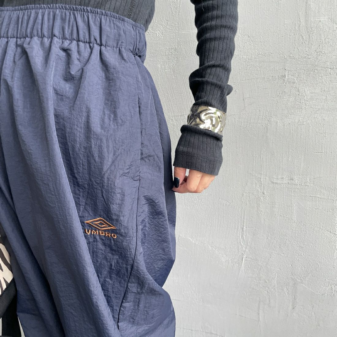 UMBRO [アンブロ] 別注 ナイロントラックパンツ [KBT126-NK-PT1-MS-JF] NAVY &&モデル身長：150cm 着用サイズ：S&&