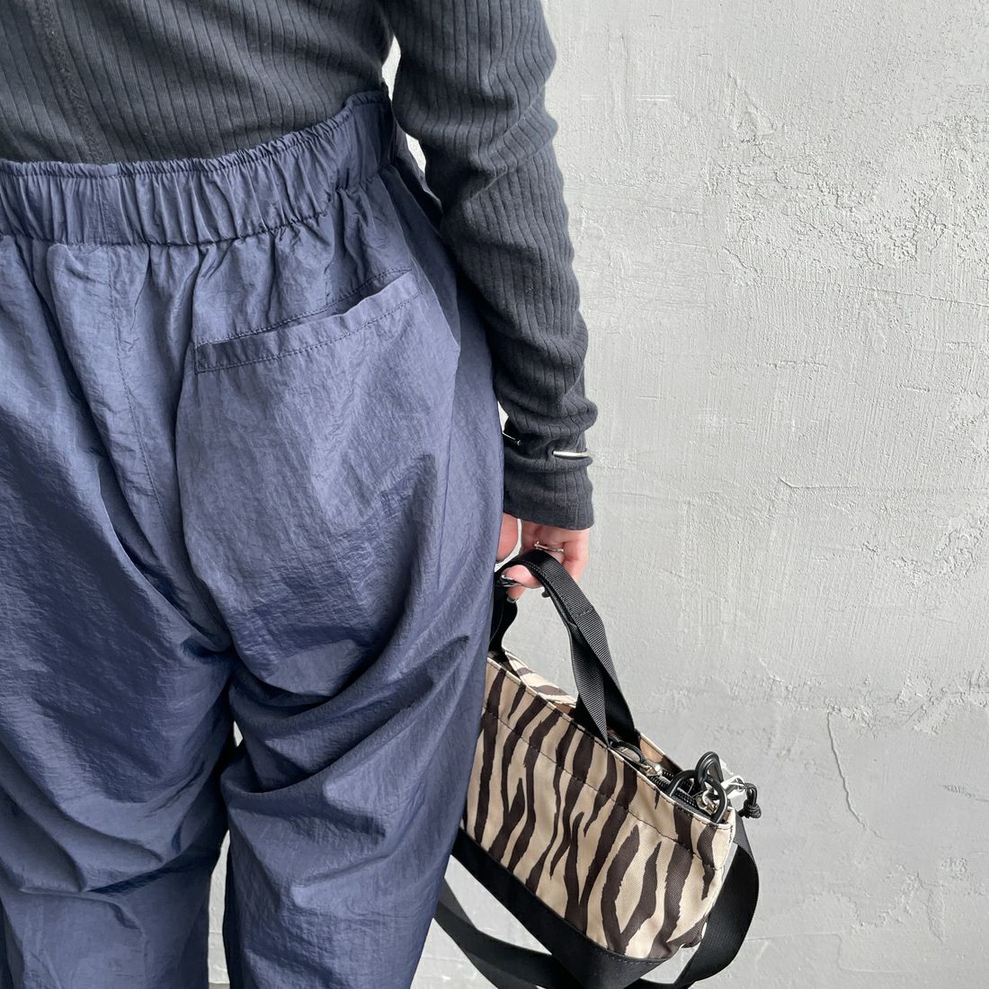 UMBRO [アンブロ] 別注 ナイロントラックパンツ [KBT126-NK-PT1-MS-JF] NAVY &&モデル身長：150cm 着用サイズ：S&&