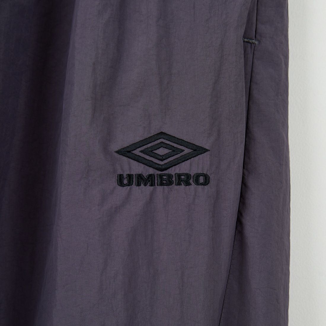 UMBRO [アンブロ] 別注 ナイロントラックパンツ [KBT126-NK-PT1-MS-JF] GRAY