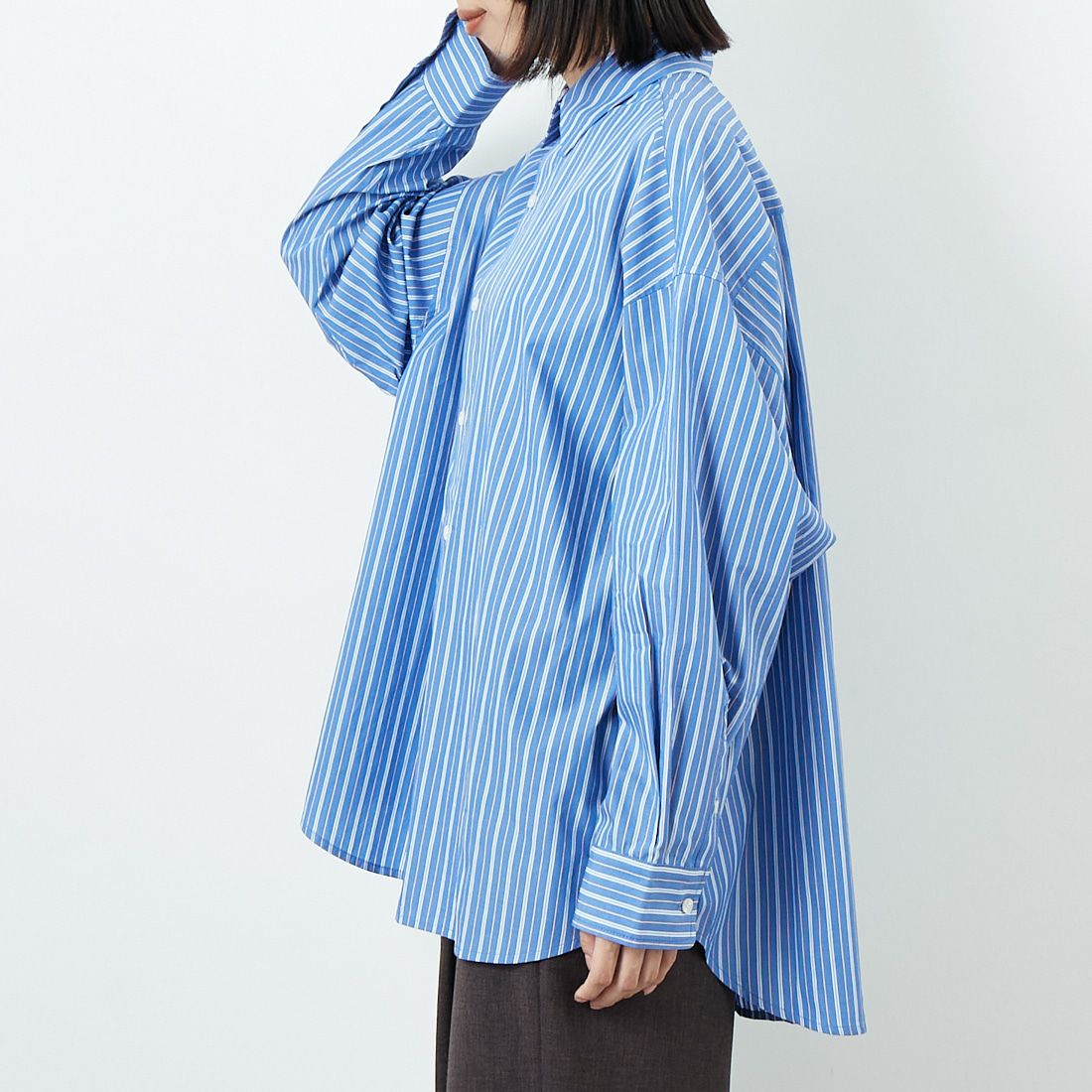 USINE [ユジーヌ] オーバーサイズドレスシャツ [IN1-SH-5] BLU ST &&モデル身長：162cm 着用サイズ：F&&