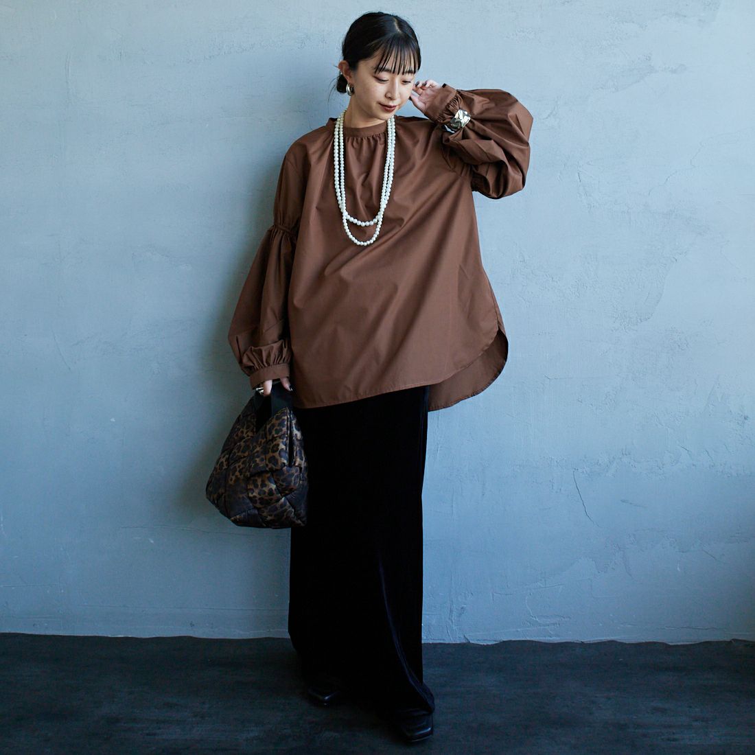 USINE [ユジーヌ] 袖ボリュームチュニックブラウス [IN2-SH-5] BROWN &&モデル身長：150cm 着用サイズ：F&&