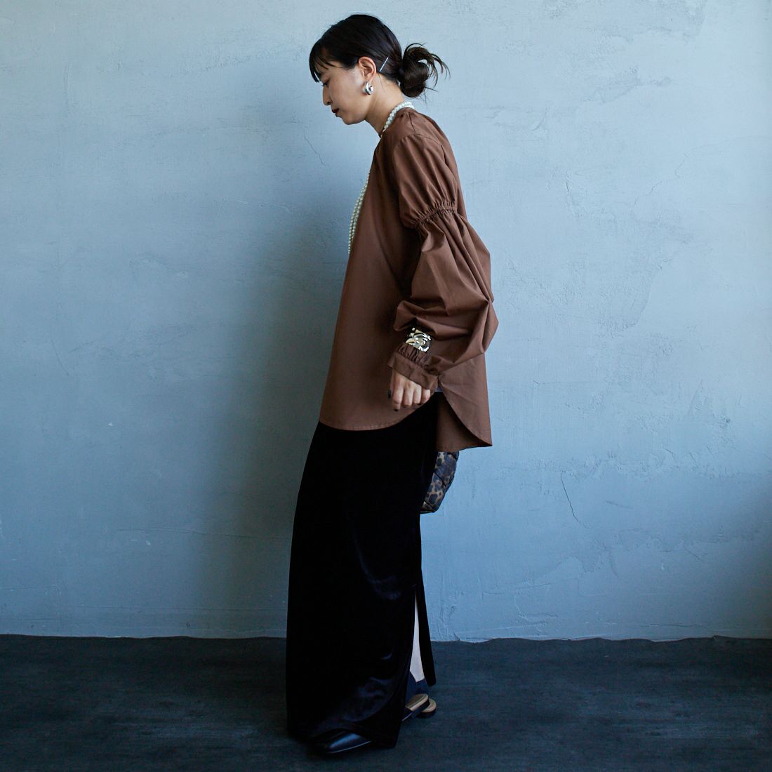 USINE [ユジーヌ] 袖ボリュームチュニックブラウス [IN2-SH-5] BROWN &&モデル身長：150cm 着用サイズ：F&&