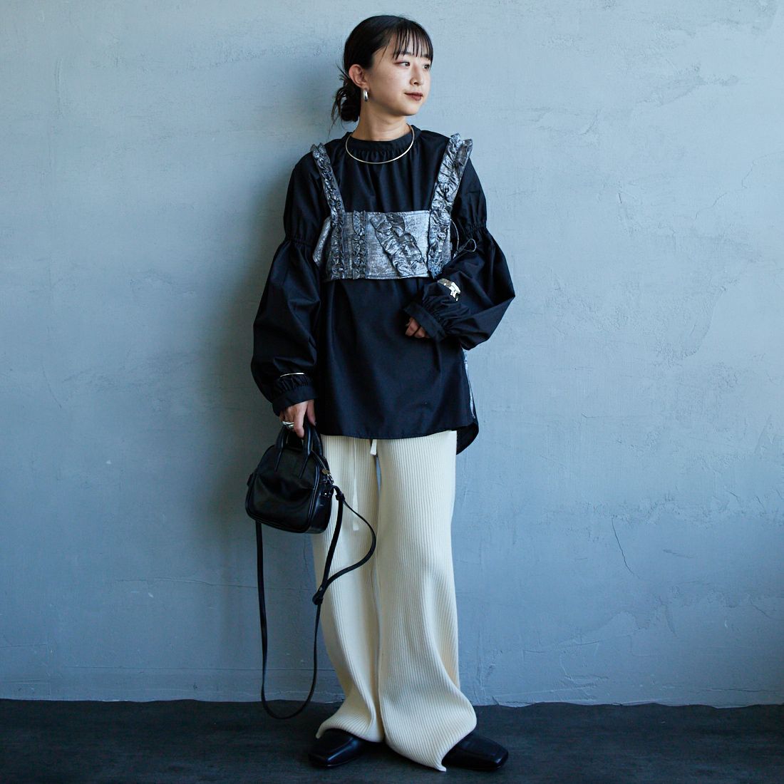 USINE [ユジーヌ] 袖ボリュームチュニックブラウス [IN2-SH-5] BLACK &&モデル身長：150cm 着用サイズ：F&&