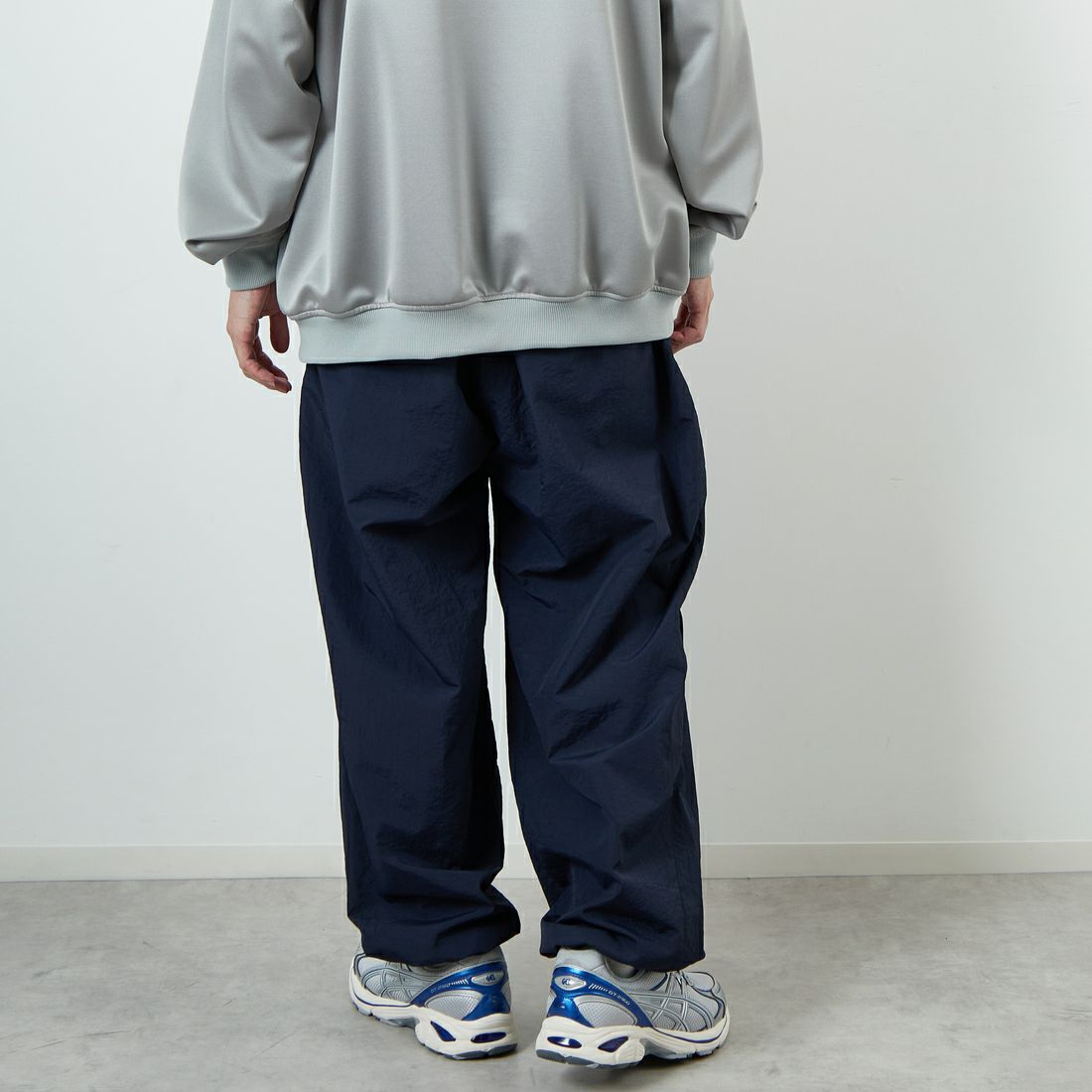 UMBRO [アンブロ] 別注 ナイロントラックパンツ [KBT126-NK-PT1-MS-JF] NAVY &&モデル身長：167cm 着用サイズ：XL&&