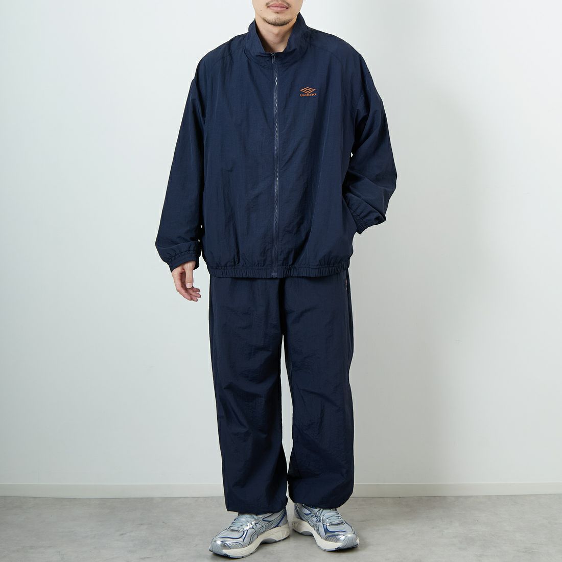 UMBRO [アンブロ] 別注 ナイロントラックパンツ [KBT126-NK-PT1-MS-JF] NAVY &&モデル身長：167cm 着用サイズ：XL&&