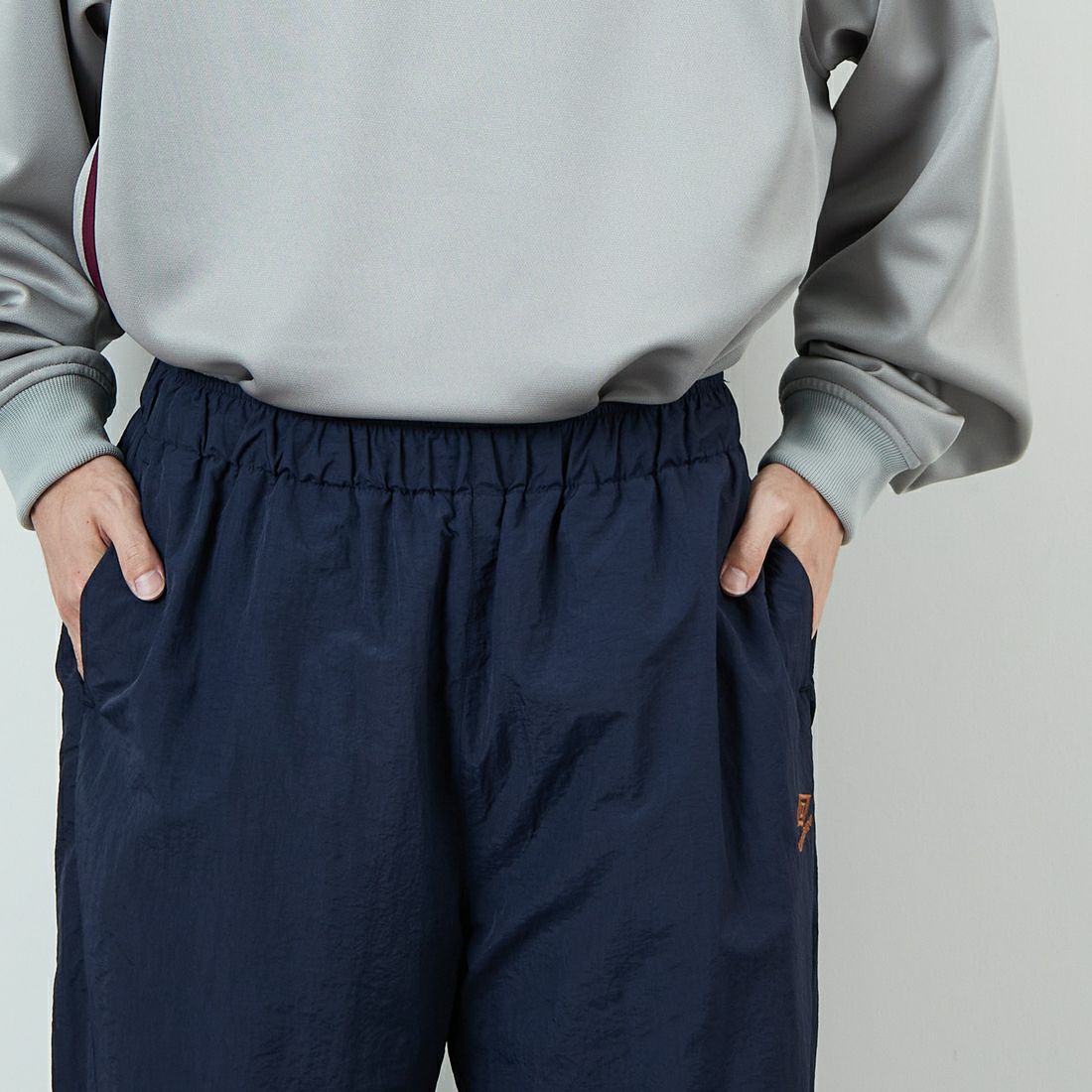 UMBRO [アンブロ] 別注 ナイロントラックパンツ [KBT126-NK-PT1-MS-JF] NAVY &&モデル身長：167cm 着用サイズ：XL&&