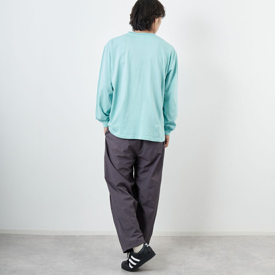 UMBRO [アンブロ] 別注 ナイロントラックパンツ [KBT126-NK-PT1-MS-JF] GRAY &&モデル身長：179cm 着用サイズ：L&&