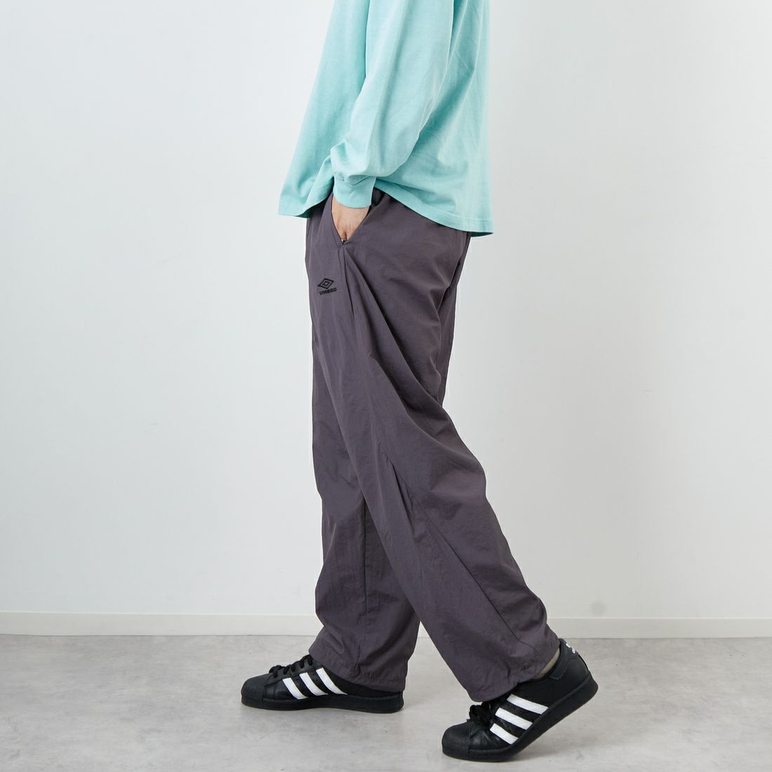 UMBRO [アンブロ] 別注 ナイロントラックパンツ [KBT126-NK-PT1-MS-JF] GRAY &&モデル身長：179cm 着用サイズ：L&&