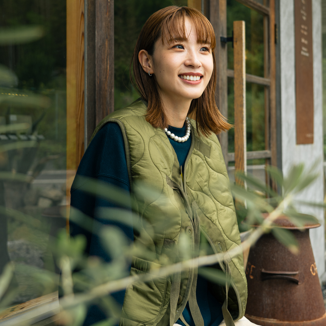 MILITARY [ミリタリー] 別注 フロントリボンキルティングベスト [T-24789000-JF] KHAKI &&モデル身長：167cm 着用サイズ：S&&