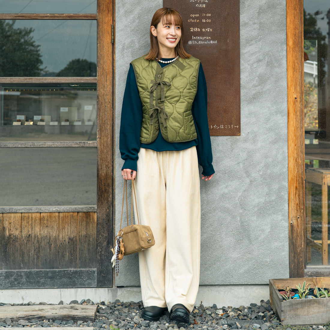 MILITARY [ミリタリー] 別注 フロントリボンキルティングベスト [T-24789000-JF] KHAKI &&モデル身長：167cm 着用サイズ：S&&