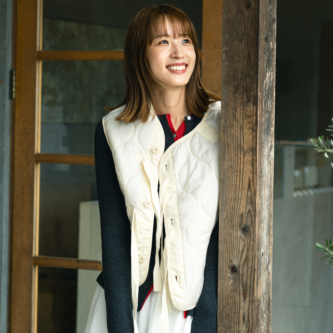 MILITARY [ミリタリー] 別注 フロントリボンキルティングベスト [T-24789000-JF] IVORY &&モデル身長：167cm 着用サイズ：S&&