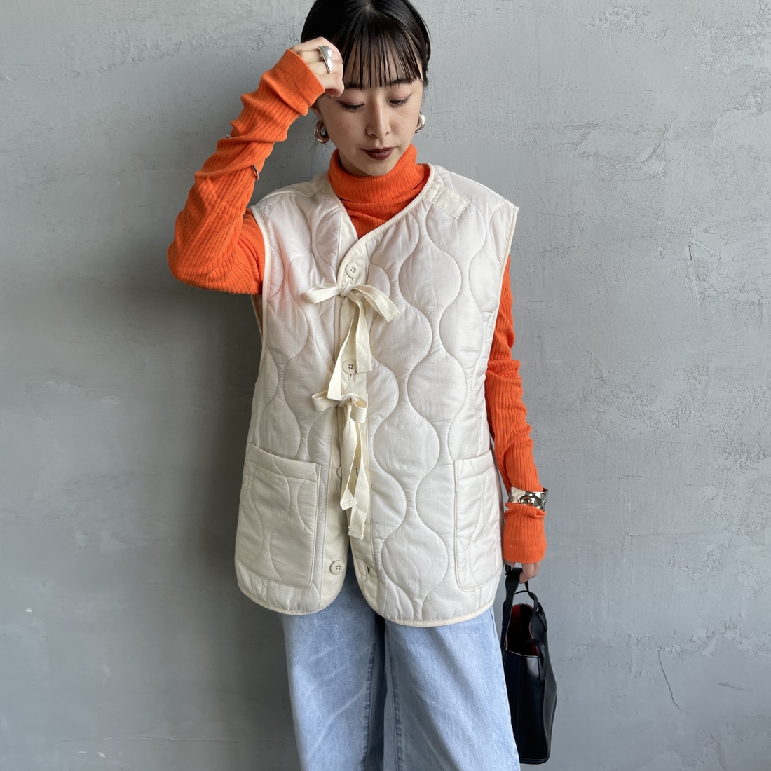 MILITARY [ミリタリー] 別注 フロントリボンキルティングベスト [T-24789000-JF] BLACK &&モデル身長：150cm 着用サイズ：S&&