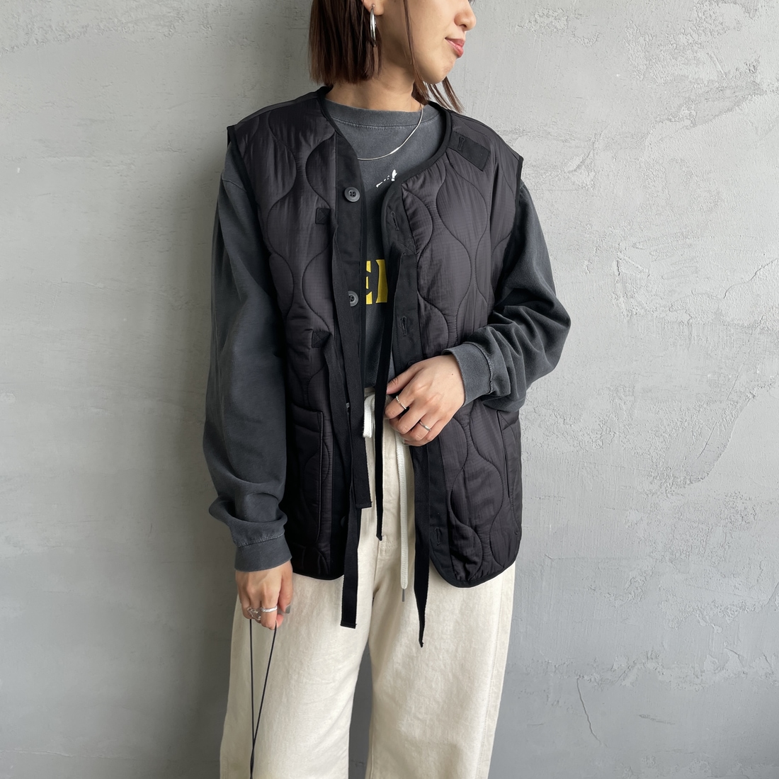 MILITARY [ミリタリー] 別注 フロントリボンキルティングベスト [T-24789000-JF] IVORY &&モデル身長：150cm 着用サイズ：M&&