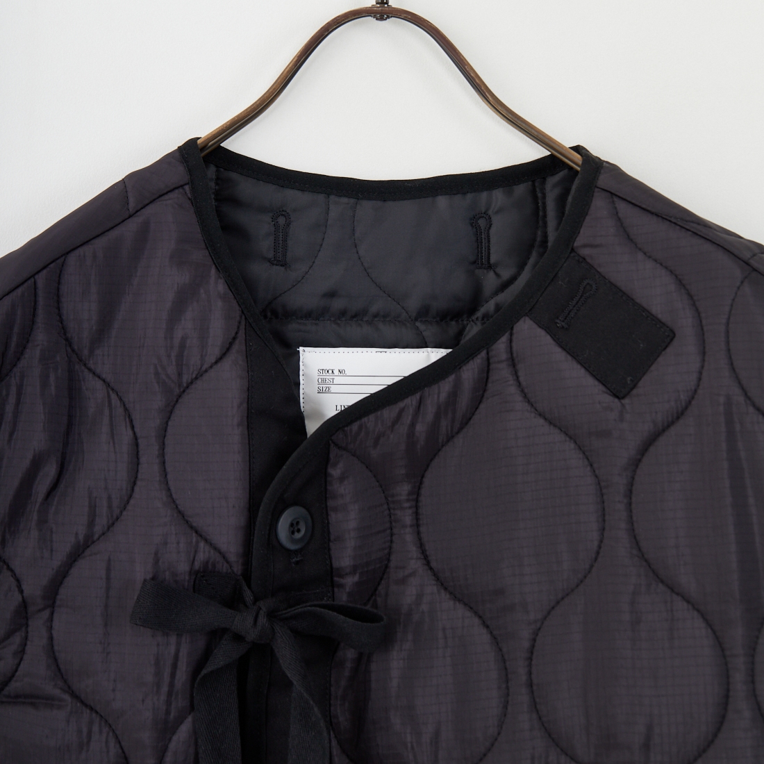 MILITARY [ミリタリー] 別注 フロントリボンキルティングベスト [T-24789000-JF] BLACK