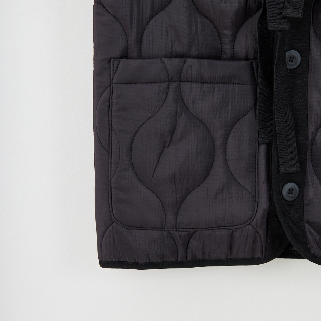 MILITARY [ミリタリー] 別注 フロントリボンキルティングベスト [T-24789000-JF] BLACK
