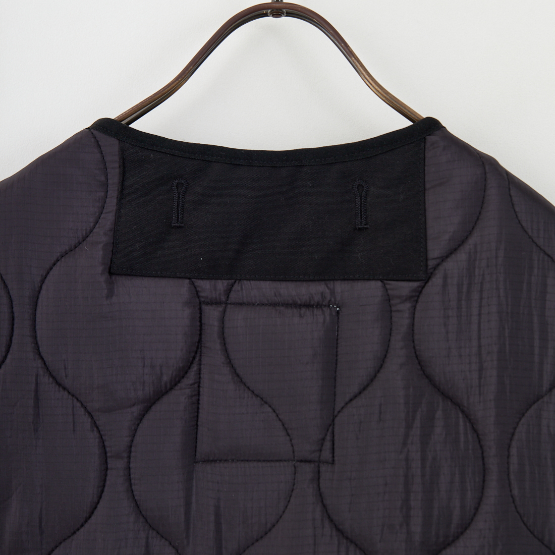 MILITARY [ミリタリー] 別注 フロントリボンキルティングベスト [T-24789000-JF] BLACK