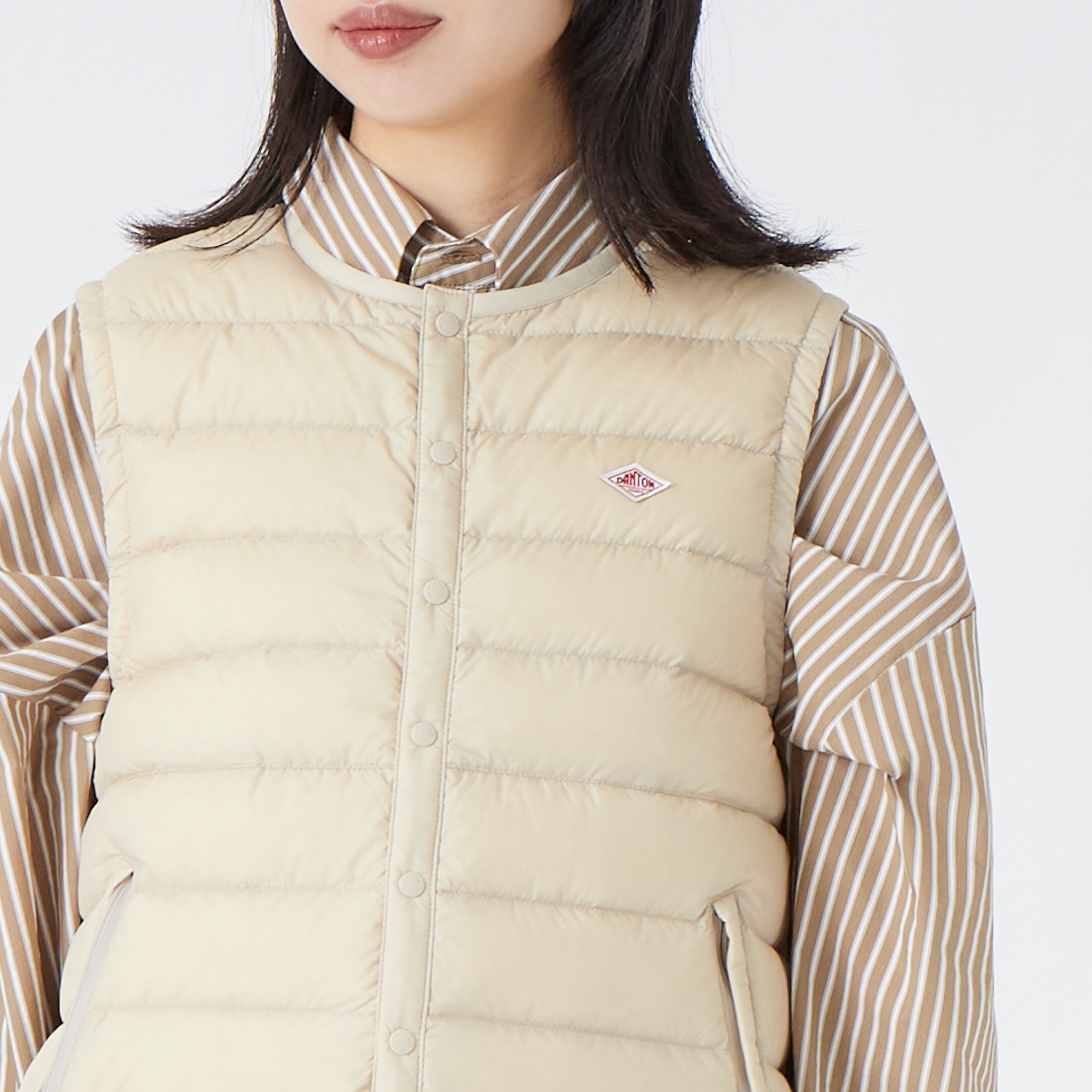 DANTON [ダントン] インナーダウン クルーネックベスト [DT-A0002RRT] OLIVE &&モデル身長：150cm 着用サイズ：M&&