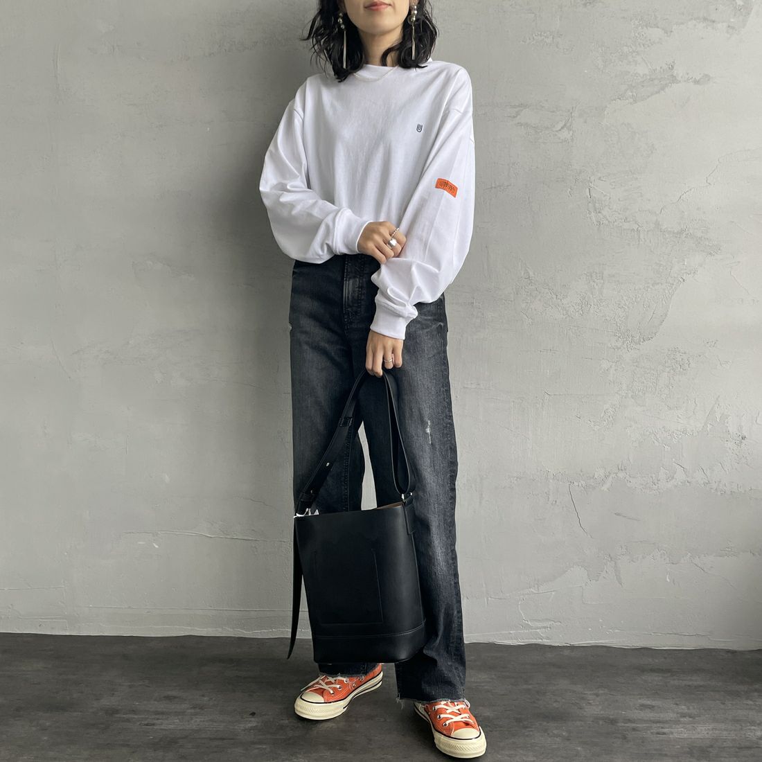 UNIVERSAL OVERALL [ユニバーサルオーバーオール] 別注 ワンポイントロゴ刺繍 ロングスリーブTシャツ [U2533215IN-JF] WHT/WHT &&モデル身長：160cm 着用サイズ：S&&