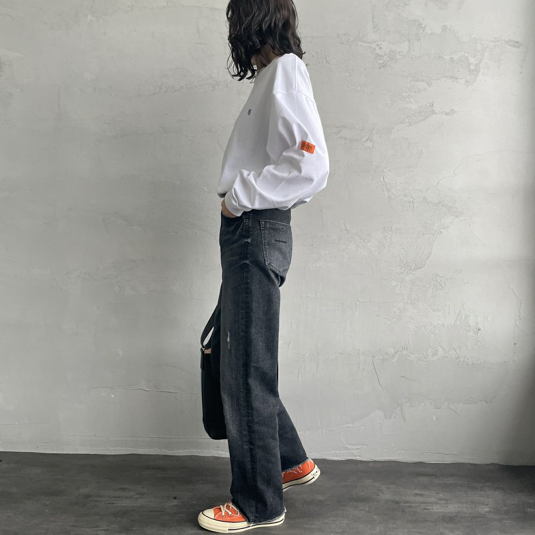 UNIVERSAL OVERALL [ユニバーサルオーバーオール] 別注 ワンポイントロゴ刺繍 ロングスリーブTシャツ [U2533215IN-JF] WHT/WHT &&モデル身長：160cm 着用サイズ：S&&