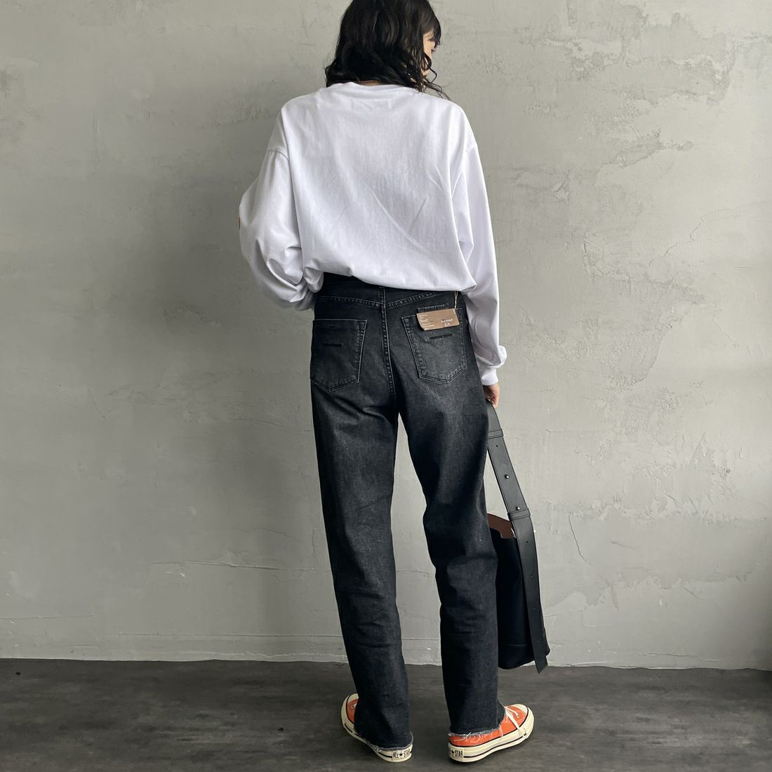UNIVERSAL OVERALL [ユニバーサルオーバーオール] 別注 ワンポイントロゴ刺繍 ロングスリーブTシャツ [U2533215IN-JF] WHT/WHT &&モデル身長：160cm 着用サイズ：S&&