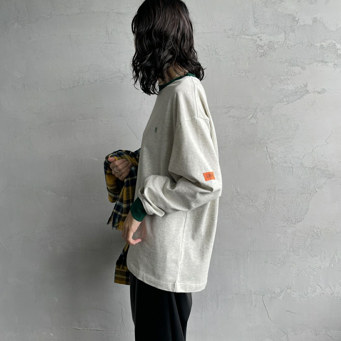 UNIVERSAL OVERALL [ユニバーサルオーバーオール] 別注 ワンポイントロゴ刺繍 ロングスリーブTシャツ [U2533215IN-JF] A.OAT/DGRN &&モデル身長：160cm 着用サイズ：S&&