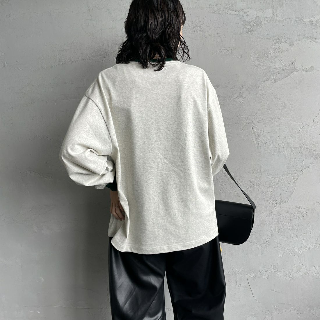 UNIVERSAL OVERALL [ユニバーサルオーバーオール] 別注 ワンポイントロゴ刺繍 ロングスリーブTシャツ [U2533215IN-JF] A.OAT/DGRN &&モデル身長：160cm 着用サイズ：S&&