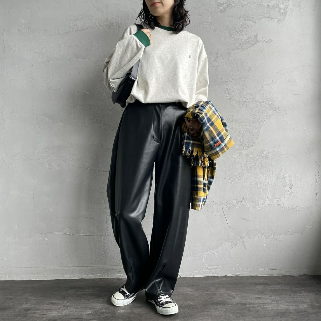 UNIVERSAL OVERALL [ユニバーサルオーバーオール] 別注 ワンポイントロゴ刺繍 ロングスリーブTシャツ [U2533215IN-JF] A.OAT/DGRN &&モデル身長：160cm 着用サイズ：S&&