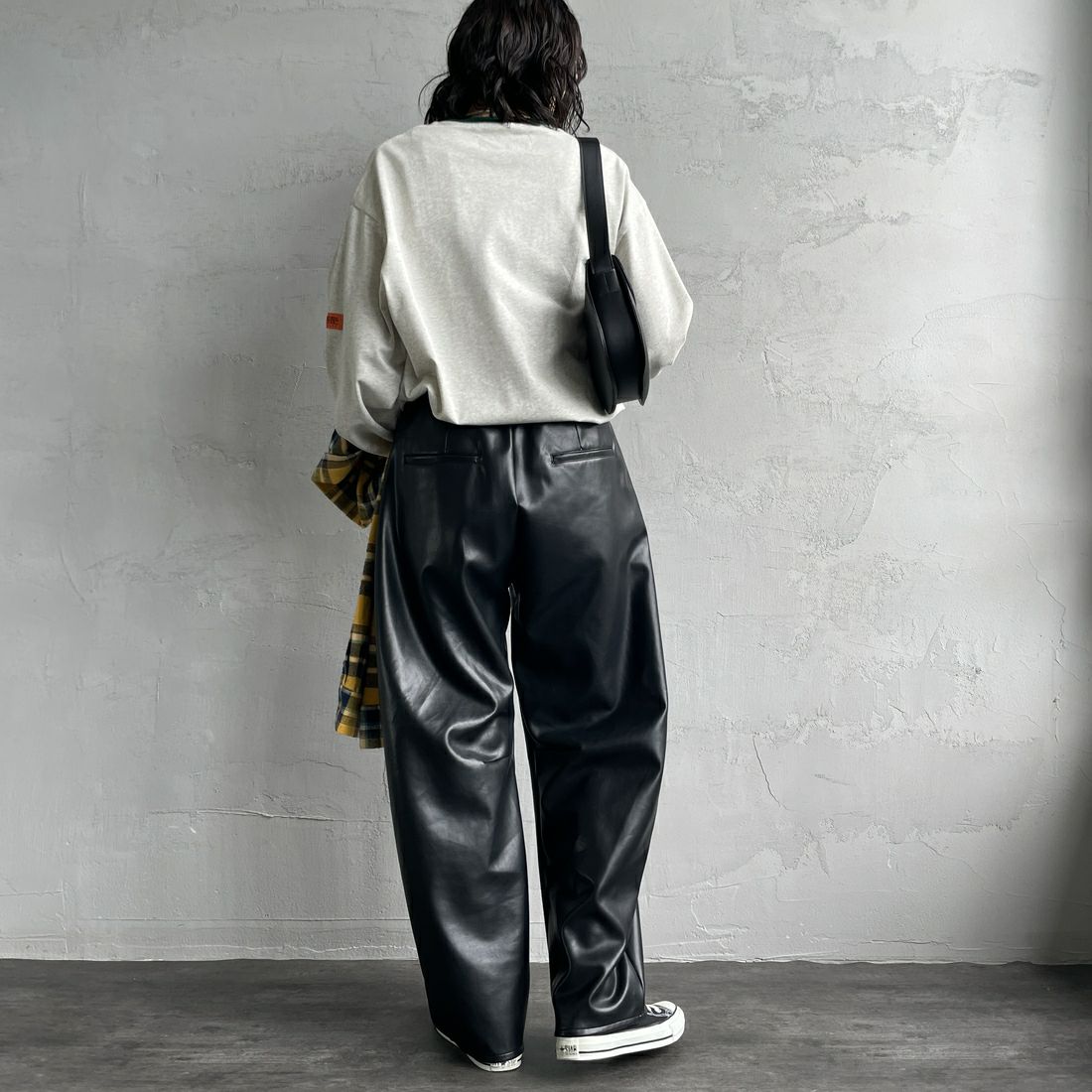 UNIVERSAL OVERALL [ユニバーサルオーバーオール] 別注 ワンポイントロゴ刺繍 ロングスリーブTシャツ [U2533215IN-JF] A.OAT/DGRN &&モデル身長：160cm 着用サイズ：S&&