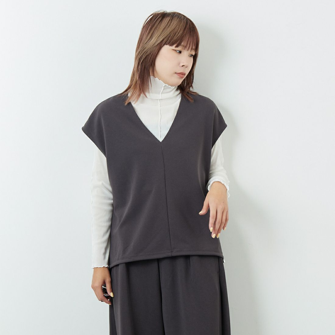 CLOCHE [クロシェ] ジョーゼットVネックベスト [55285598] ﾁｬｺｰﾙ &&モデル身長：167cm 着用サイズ：2&&