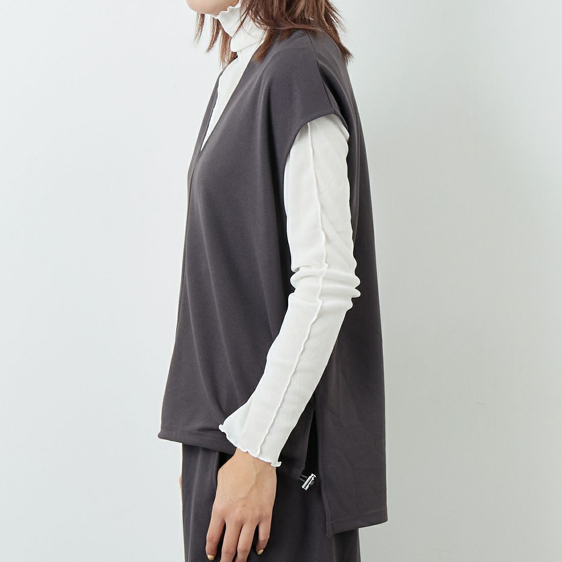 CLOCHE [クロシェ] ジョーゼットVネックベスト [55285598] ﾁｬｺｰﾙ &&モデル身長：167cm 着用サイズ：2&&