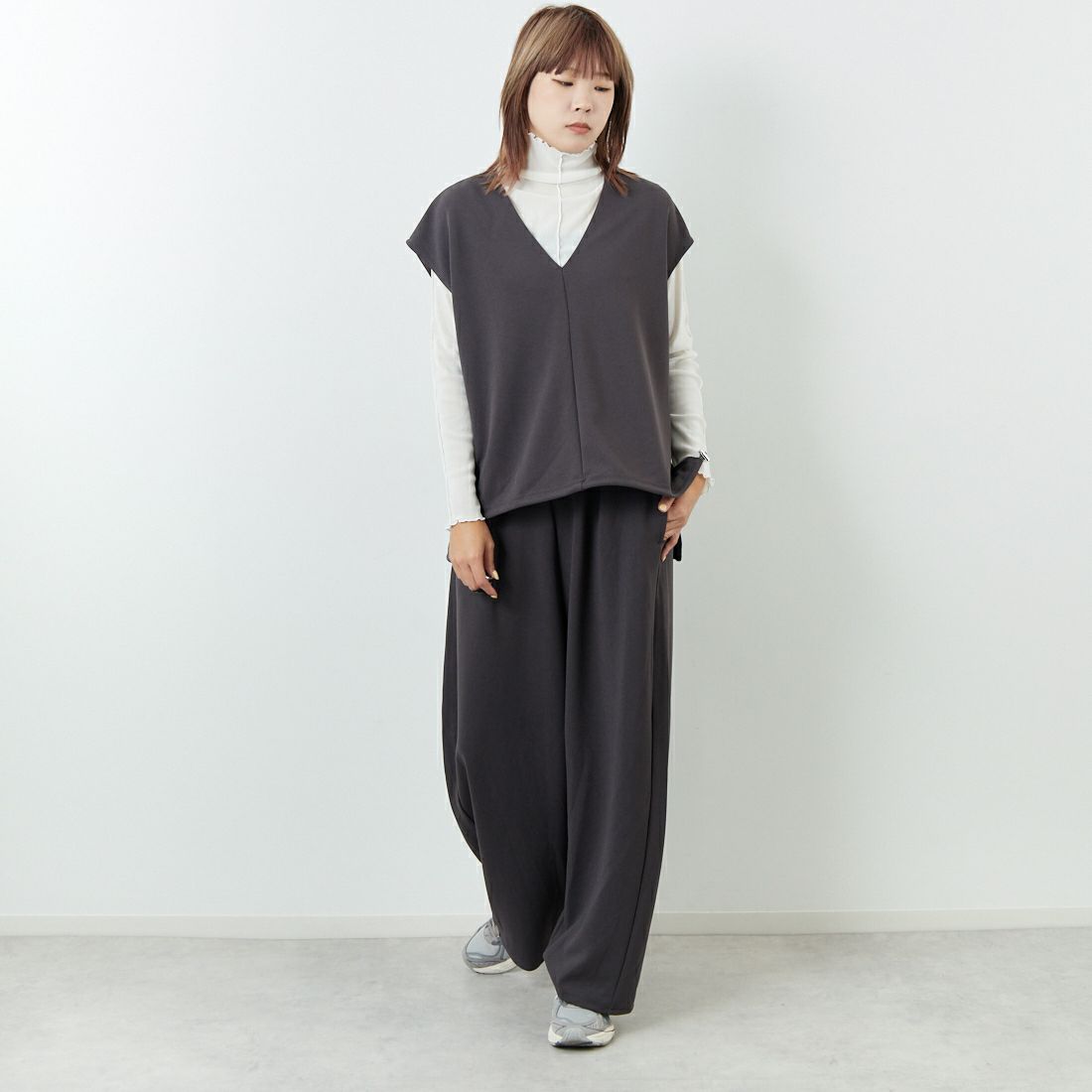 CLOCHE [クロシェ] ジョーゼットVネックベスト [55285598] ﾁｬｺｰﾙ &&モデル身長：167cm 着用サイズ：2&&