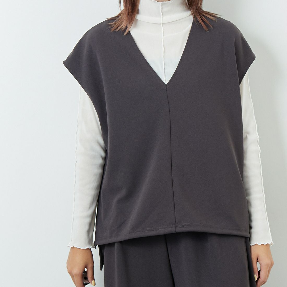 CLOCHE [クロシェ] ジョーゼットVネックベスト [55285598] ﾁｬｺｰﾙ &&モデル身長：167cm 着用サイズ：2&&