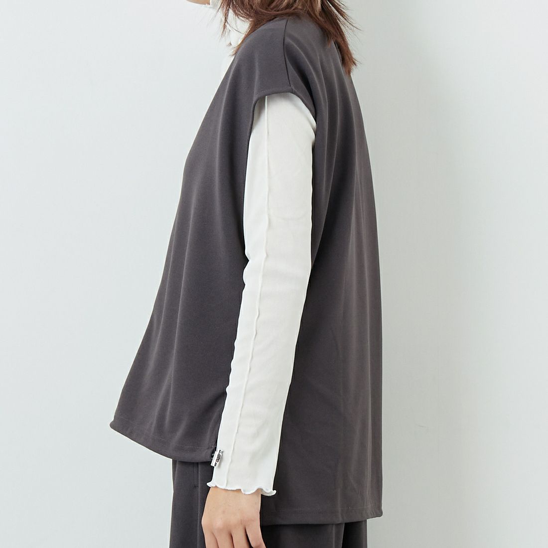 CLOCHE [クロシェ] ジョーゼットVネックベスト [55285598] ﾁｬｺｰﾙ &&モデル身長：167cm 着用サイズ：2&&