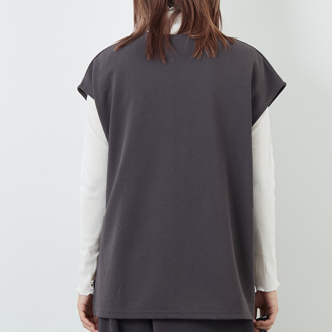 CLOCHE [クロシェ] ジョーゼットVネックベスト [55285598] ﾁｬｺｰﾙ &&モデル身長：167cm 着用サイズ：2&&