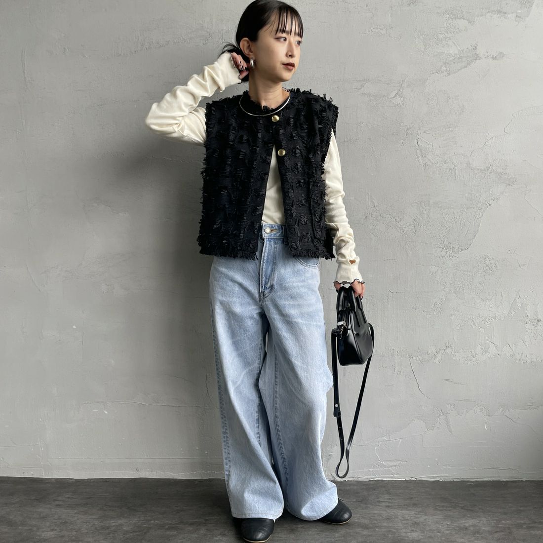 nenom [ネノム] フェザーチュール ショートベスト [NE25132012] 09 BLACK &&モデル身長：150cm 着用サイズ：F&&
