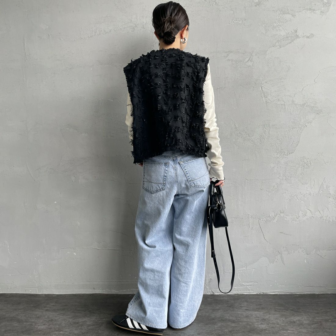 nenom [ネノム] フェザーチュール ショートベスト [NE25132012] 09 BLACK &&モデル身長：150cm 着用サイズ：F&&