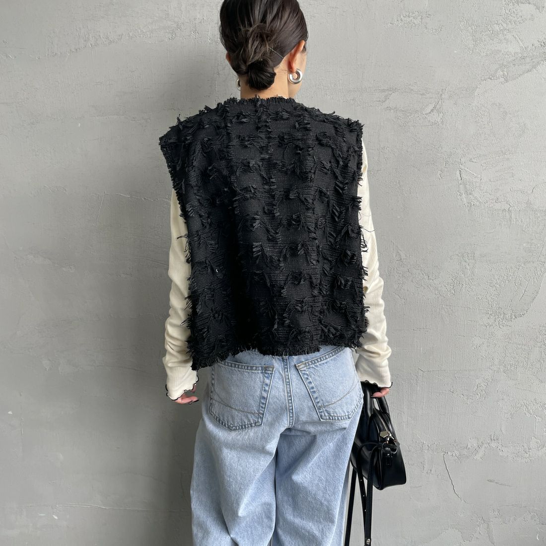 nenom [ネノム] フェザーチュール ショートベスト [NE25132012] 09 BLACK &&モデル身長：150cm 着用サイズ：F&&