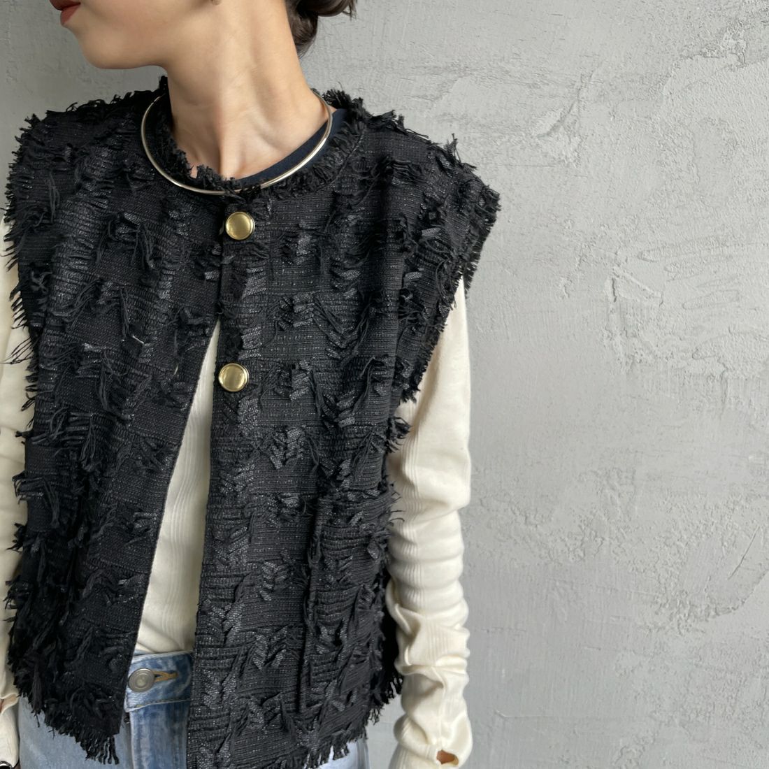 nenom [ネノム] フェザーチュール ショートベスト [NE25132012] 09 BLACK &&モデル身長：150cm 着用サイズ：F&&