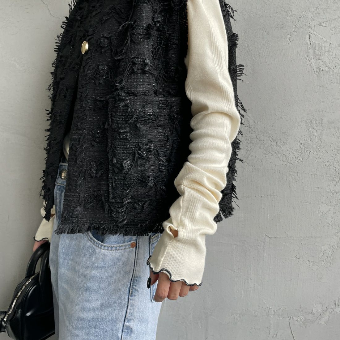 nenom [ネノム] フェザーチュール ショートベスト [NE25132012] 09 BLACK &&モデル身長：150cm 着用サイズ：F&&