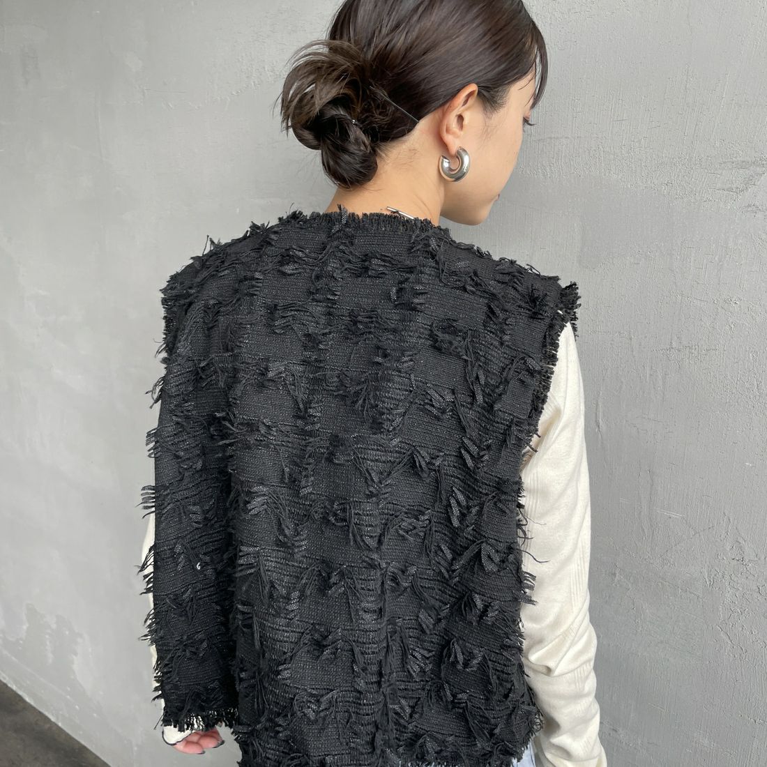 nenom [ネノム] フェザーチュール ショートベスト [NE25132012] 09 BLACK &&モデル身長：150cm 着用サイズ：F&&