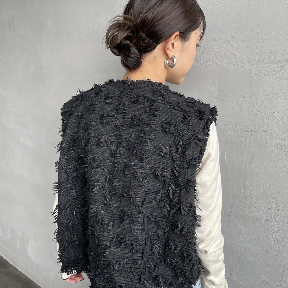 nenom [ネノム] フェザーチュール ショートベスト [NE25132012] 09 BLACK &&モデル身長：150cm 着用サイズ：F&&